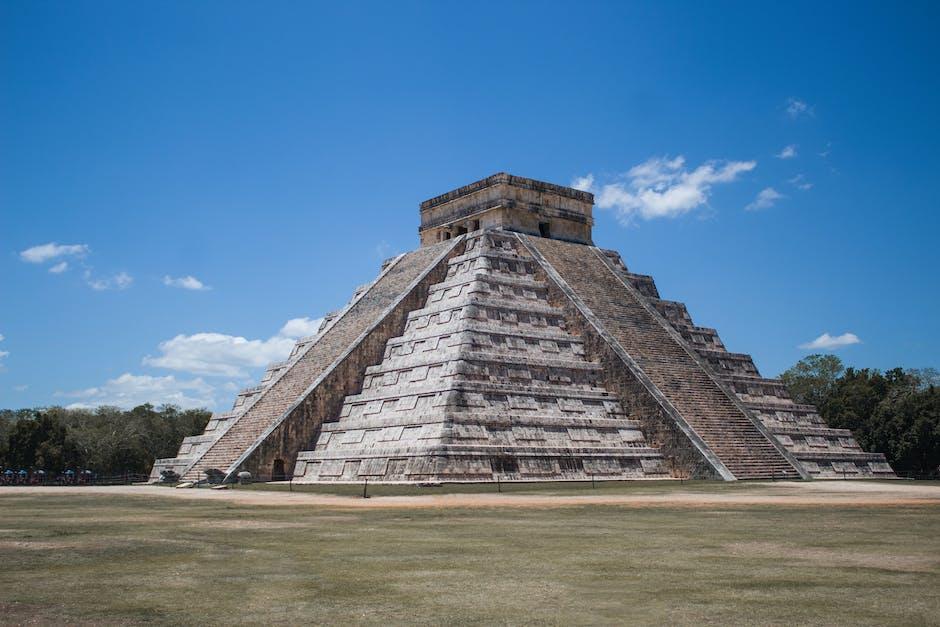 Pyramid El Castillo in Chichen Itza Mexico