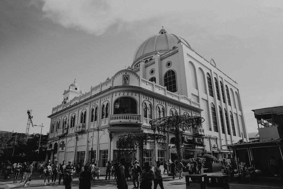 Metropolitan Cathedral of the Holy Savior in San Salvador from Morazan Plaza