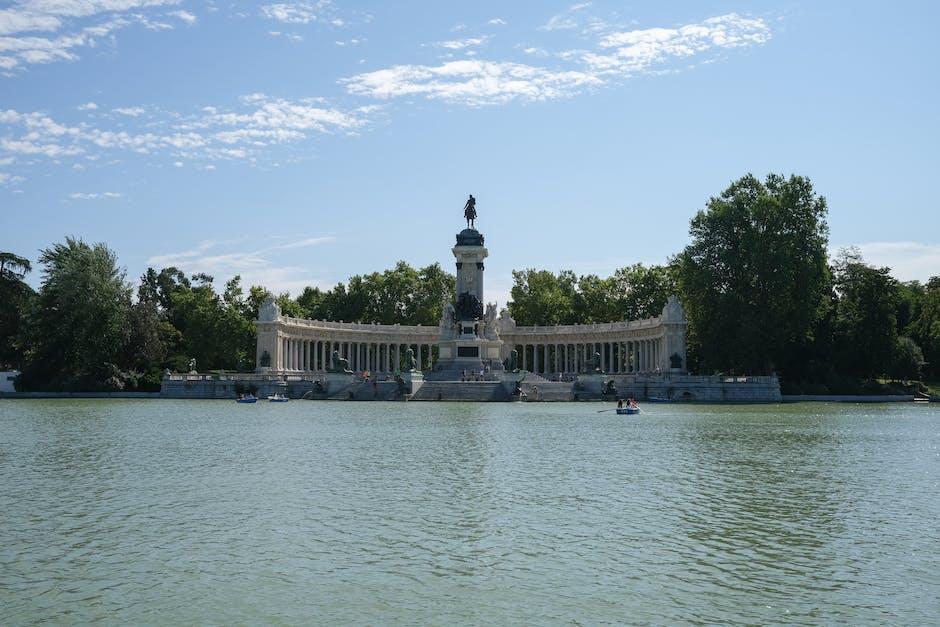 Pond in El Retiro Park